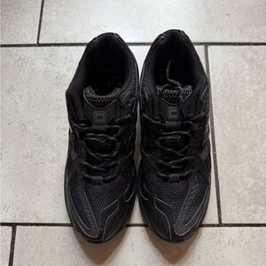New Balance Men's Black Athletic Sneakers